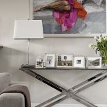 Nad angielską konsolą od Andrew Martina wisi płótno Michała Zaborowskiego.