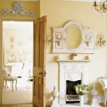 Nad drzwiami wisi kamienna rzeźba. Francuski klucz