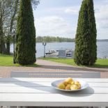 Nad jeziorem, bez kiczu i nudnych powtórzeń. Właściciele sami projektują meble.