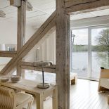 Nad jeziorem, bez kiczu i nudnych powtórzeń. Właściciele sami projektują meble.