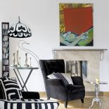 Nad kominkiem obraz Karoliny Zwoniarskiej.