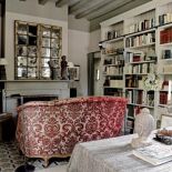 Nad kominkiem w bibliotece wisi stara pozłacana rama okienna, w którą wstawiono lustra. Tu słucha się Chopina.