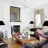 Nad kominkiem wisi przodek... ale nie wiadomo czyj. W przyszłości będzie tam wielkie lustro.