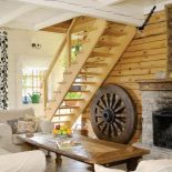 Nad kominkiem wisi utkany herb. Prawie jak stara mazowiecka chata