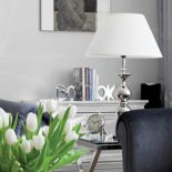 Nad komodą wisi obraz Pawła Skurskiego.