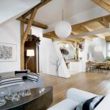 Nad komodą wiszą dwa gwasze autorstwa Jana Młodożeńca.