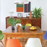 Nad kredensem obrazy Tomasza Żołnierkiewicza.