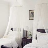 Nad łóżkami wiszą baldachimy. Pożegnanie z Afryką