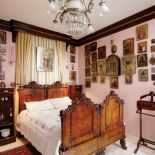 Nad łóżkiem wisi kolekcjonerski rarytas - Matka Boska Skarbiaszcza z XVIII wieku. Grażyna dostała ją, gdy odchodziła z pracy,