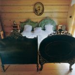 Nad łóżkiem wisi obraz Matki Boskiej.