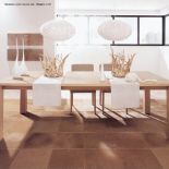 Nad stolem lampy wiszące firmy HUELSTA