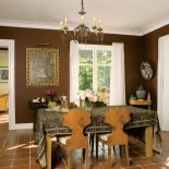 Nad stołem w jadalni wisi efektowny żyrandol.