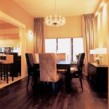 Nad stołem wisi elegancki żyrandol. Smaczne jak cappucino