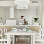 Nad stołem wiszą lampy Skygarden Marcela - idealny przykład połączenia nowoczesnego wzornictwa z klasycznymi kwiatowymi