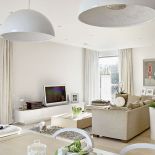 Nad stołem wiszą lampy Skygarden Marcela - idealny przykład połączenia nowoczesnego wzornictwa z klasycznymi kwiatowymi