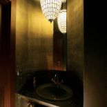 Nad umywalką wisi wąskie lustro. Nietuzinkowa kawalerka