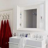 Nad umywalkami wisi duże lustro. Pożegnanie z Afryką