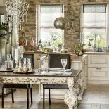 Nad wyspą wiszą lampy z Almi Decor. Dodatki z internetowego sklepu www.malabelle.pl.