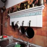 Nad zlewem wisi fragment starego gzymsu- zdobi i jest półką na drobiazgi.