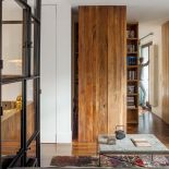 Najbardziej niezwykły mebel – biblioteka z orzecha amerykańskiego otwierana jak skrzydłowa szafa