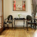 Najdłużej wyczekiwany obraz Sylwii Szafert, a pod nim zaprojektowany przez właścicielkę stolik pokryty laką i