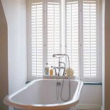 Najlepiej wypoczniemy w lekkim półmroku. By słońce nie raziło podczas kąpieli, warto zainstalować w oknie shuttersy - 3600 zł