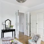 Najlepsze marki, stonowane kolory i odrobina glamour. Eleganckie mieszkanie w stylu francuskim.