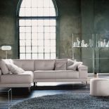 Najnowszy model kolekcji Bridge firmy Incanto. Kanapa ma chromowane nogi i obita jest grubą nielakierowaną