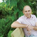 Najpierw można podumać nad strumykiem. Potem poczytać na ławce przy fontannie. A na koniec pooglądać karpie w stawie. Ten