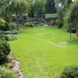 Najpierw można podumać nad strumykiem. Potem poczytać na ławce przy fontannie. A na koniec pooglądać karpie w stawie. Ten