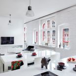 Najpierw pobielili ceglane ściany – ładnie kontrastują z ciemną elewacją za oknem i architektonicznymi elementami