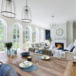 Najpierw w salonie miał stanąć duży, kaflowy piec, ale właściciele doszli do wniosku, że o wiele bardziej będzie pasował