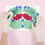 Najpierw wypełniamy kolorem większe elementy wzoru: zielone listki i gałązki i czerwone gołąbki, na końcu