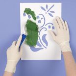 Najpierw, za pomocą malarskiego wałeczka, wypełniamy kolorem większe elementy wzoru.