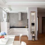 Największym wyzwaniem było zaprojektowanie skromnej metrażowo kuchni i umiejętne połączenie jej z salonem. Widoczny jest