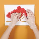 Nakładanie farby przez szablon. Wiktoriański wzór