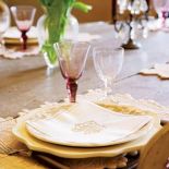 Nakrycie stołu. Farma pełna pięknych staroci