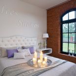 Napis na ścianie oznacza po hiszpańsku: słodkich snów.