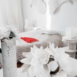 Naprawdę można poczuć się tu jak na chmurce... Nad łóżkiem para anielskich skrzydeł.