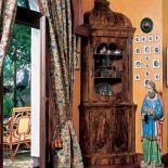 Narożna witryna czuje się świetnie w towarzystwie wzorzystych tkanin.