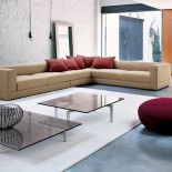 Narożnik Cove i niskie stoliki Amble zaprojektował Mauro Lipparini. BONALDO