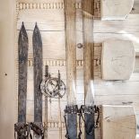 Narty po dziadku wycięte z jednego kawałka modrzewia.