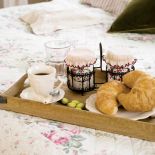 Narzuta także pochodzi z Prowansji. Dworek wystrojony na Wielkanoc