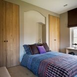 Narzutę, poduchy i rolety gospodyni przywiozła ze swojego sklepu Lefevre Interiors, a szafy i parapet-półkę