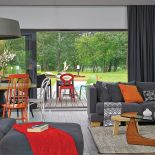 Narzuty i poduchy (Nap i Decolor) oraz pomarańczowe krzesło (Ton) wprowadzają pozytywną energię do wnętrza.