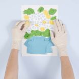 Następnie żółtym kolorem malujemy mniejsze kwiatki i środki większych. Na koniec białą farbą malujemy płatki margerytek.