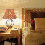 Nastrojowa lampka ociepla wnętrze. Tu mieszka spokój