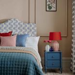 lampka do sypialni z kolorowym abażurem