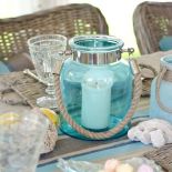 Nastrojowe oświetlenie balkonu pozwoli na długie, romantyczne wieczory. Inspiracje znajdziecie m.in. w sklepie Belle Maison.