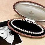 Naszyjnik z pereł ofiarowany Marilyn Monroe przez Joe Dimaggio podczas ich miesiąca miodowego w Japonii w 1954 roku, kopia